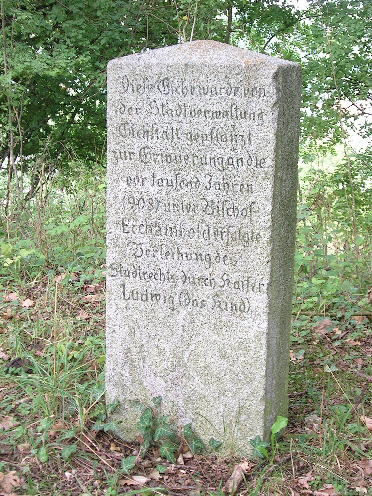 Gedenkstein zum 1000-jährigen Stadtjubiläum, 1908 errichtet, zwischen Willibaldsburg und Frauenbergkapelle