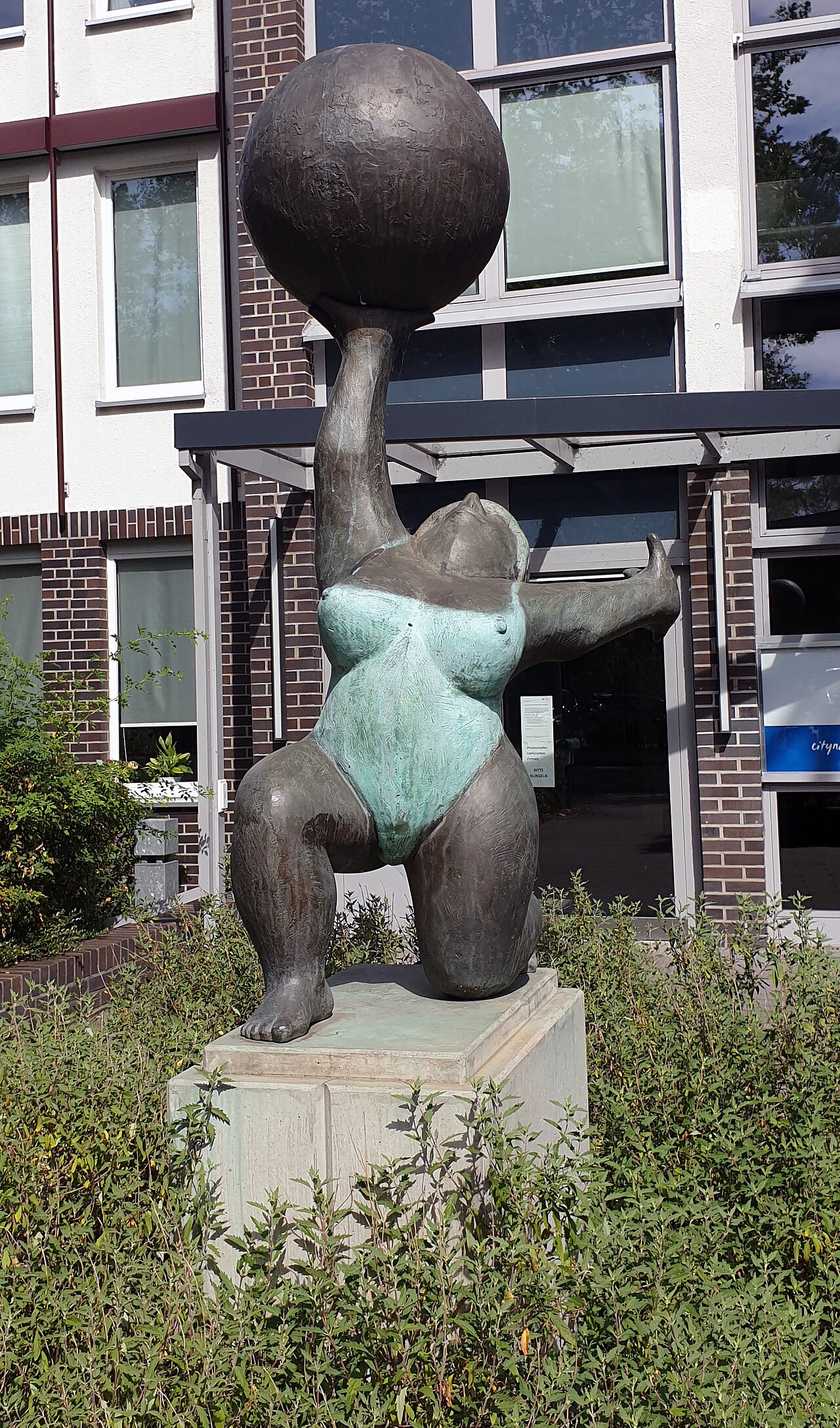 Sculpture, " Atlantin " by Ernst Leonhardt , 2005, Robert-Uhrig-Straße 38A, Berlin-Friedrichsfelde , Germany