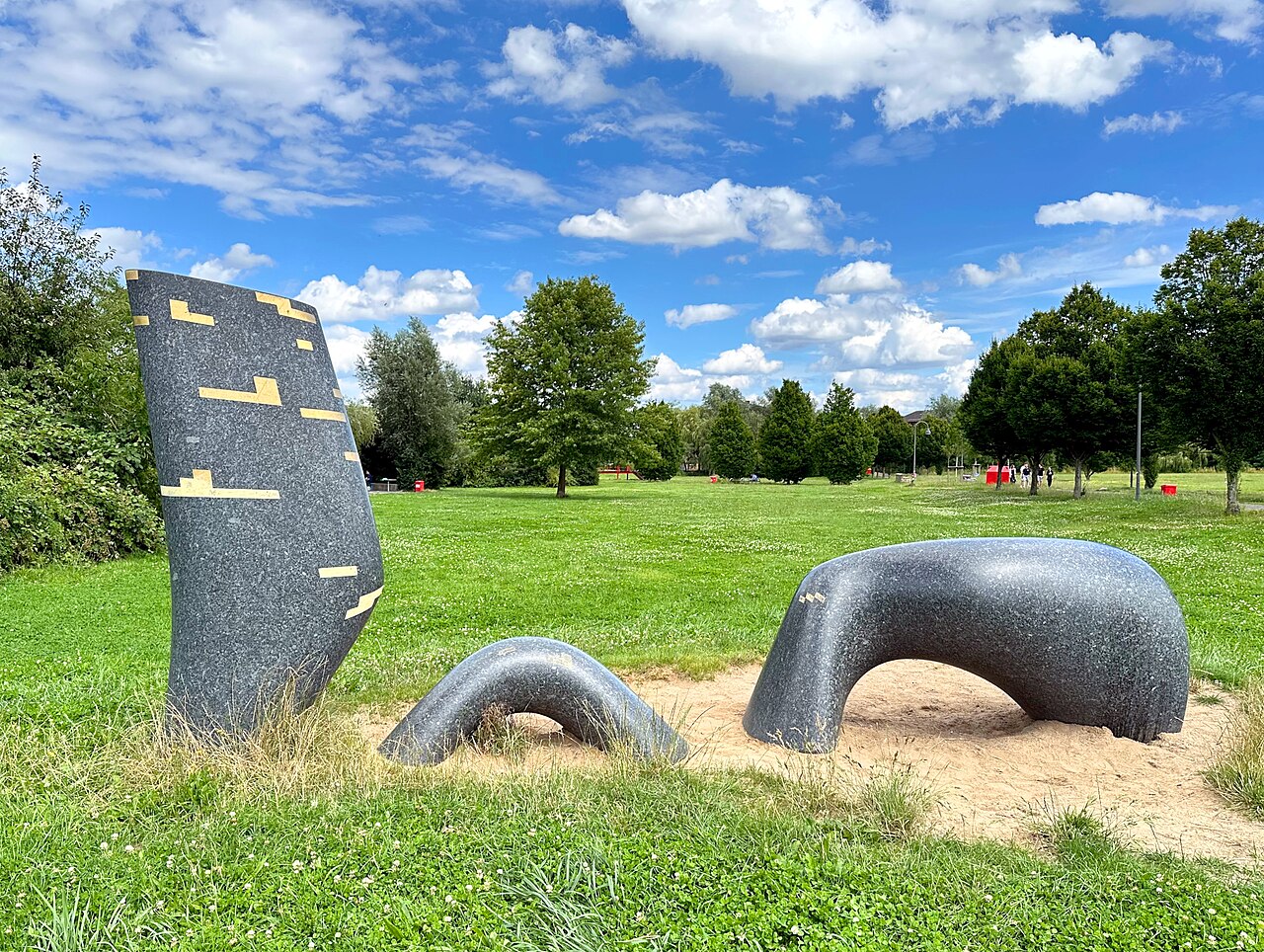 Steinskulptur "Ader" von Raphael Beil (* 1964) in Hamburg-Neuallermöhe, im Park "Grüne Mitte"