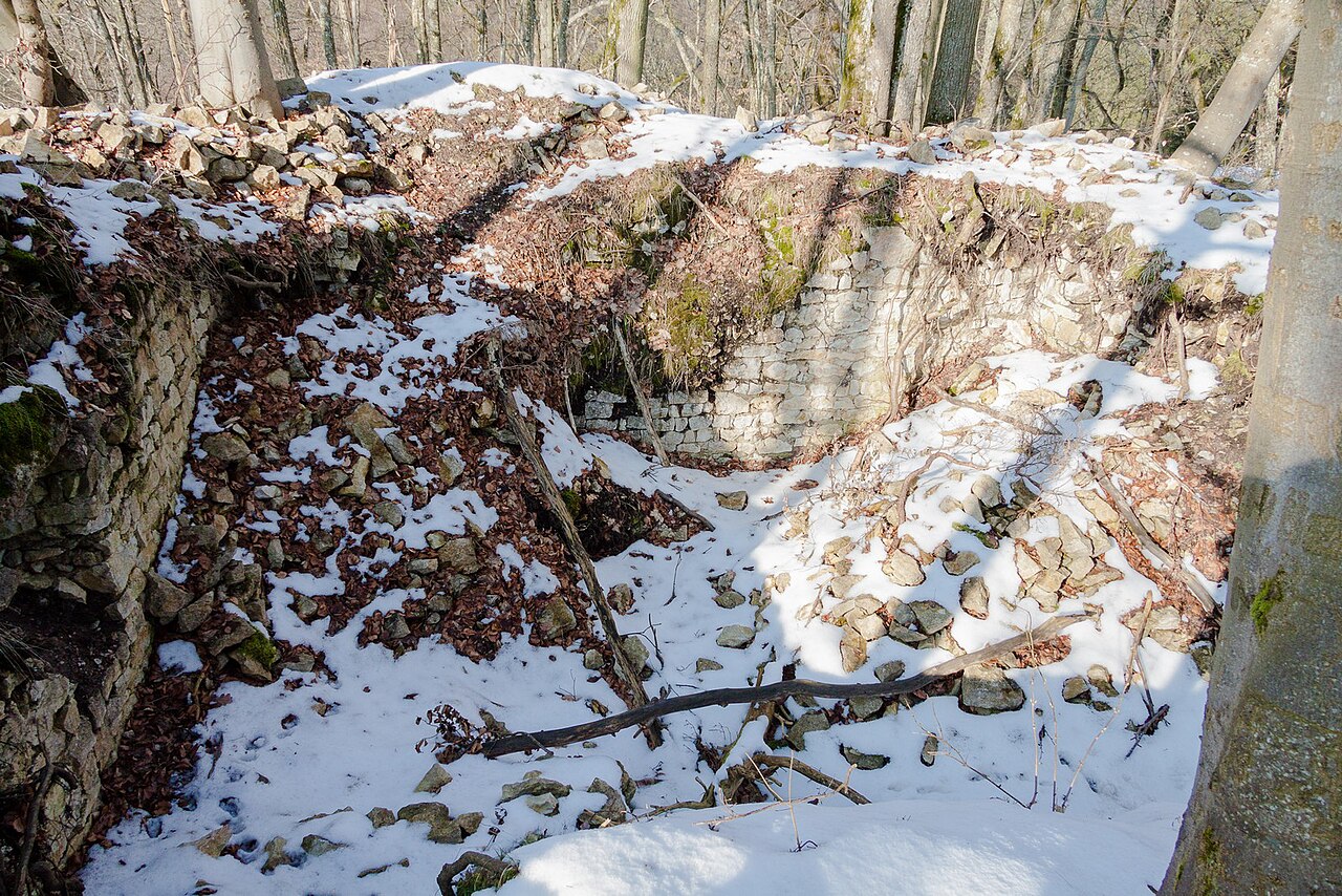 Mauerreste auf dem Gipfel des Burgfelsens