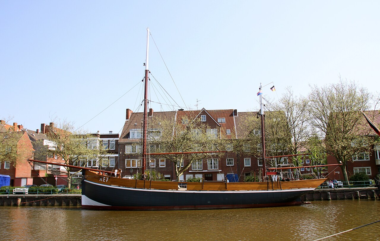 Seit dem Frühjahr 1995 liegt der Logger AE 7 Stadt Emden als Museumsschiff im Emder Ratsdelft