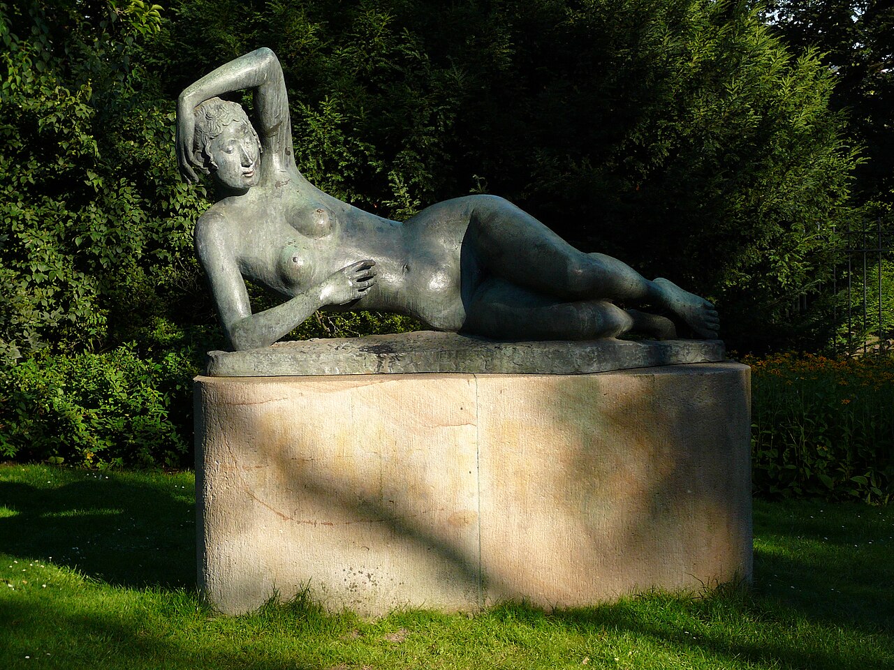 Eine Statue von Gerhard Marcks in den Bremer Wallanlagen (1968)