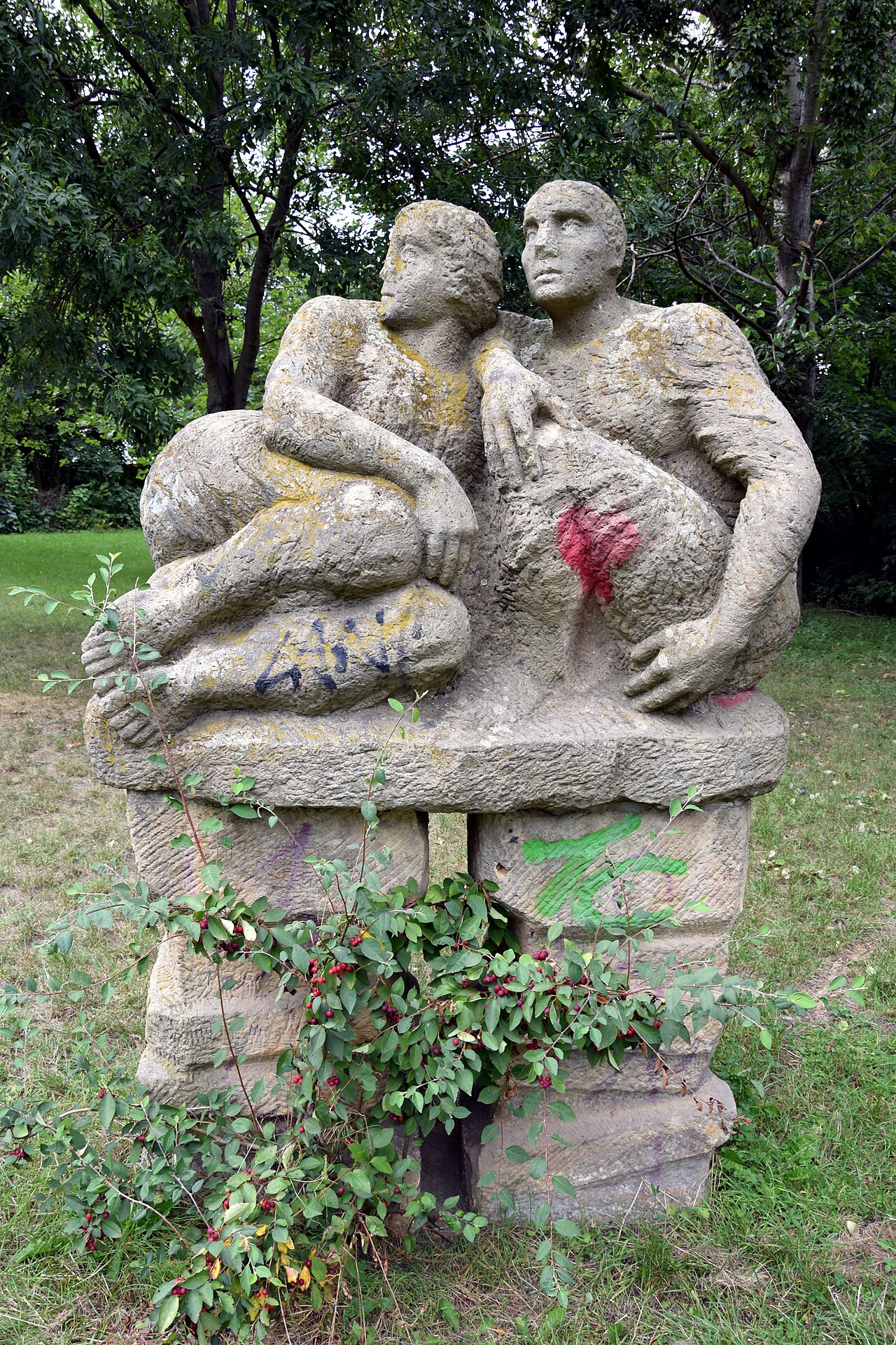Sculpture group Jugend – Älteres Paar by Ingeborg Hunzinger in Berlin-Marzahn, Germany at the Bäckerpfuhl