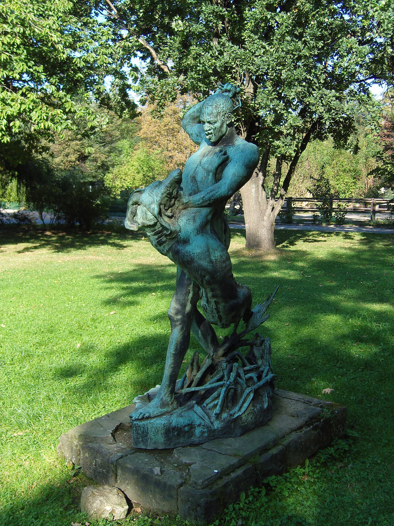 Plastik von Erich Hösel aus dem Jahr 1894 im Zoo Dresden, dargestellt ist ein mit einem Tier kämpfender Afrikaner
