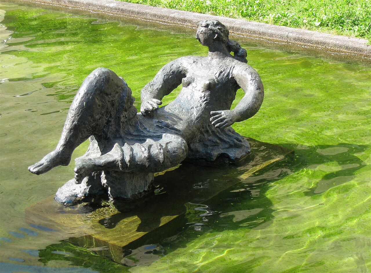 Toni Stadler: Aglaia, 1961, Bronze, vor der Neuen Pinakothek in München