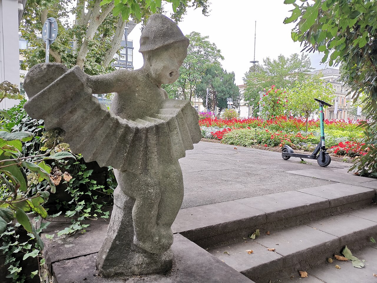 Skulptur Akkordeonspieler im Stadtgarten in Heidelberg