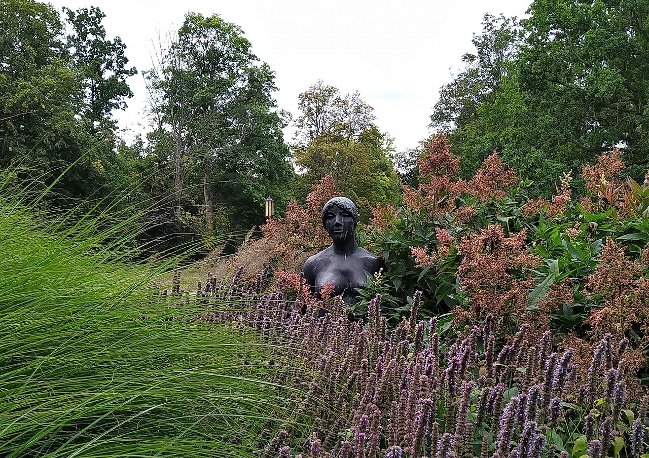 Skulptur weiblicher "Akt mit Tuch" im Startpark in Erfurt