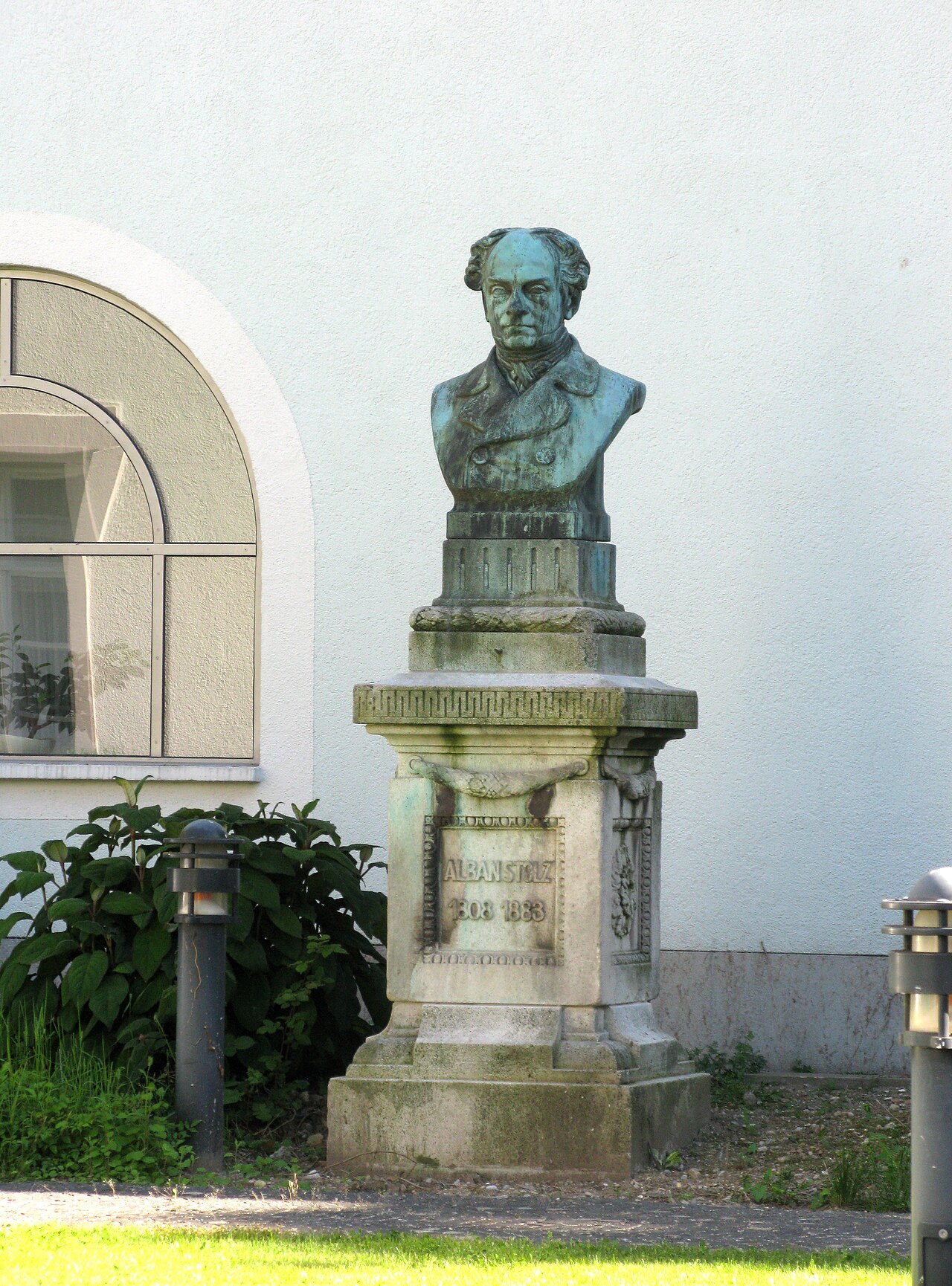 neuer Standort des Alban Stolz Denkmals im Garten des Kollegiums Borromaeum in Freiburg