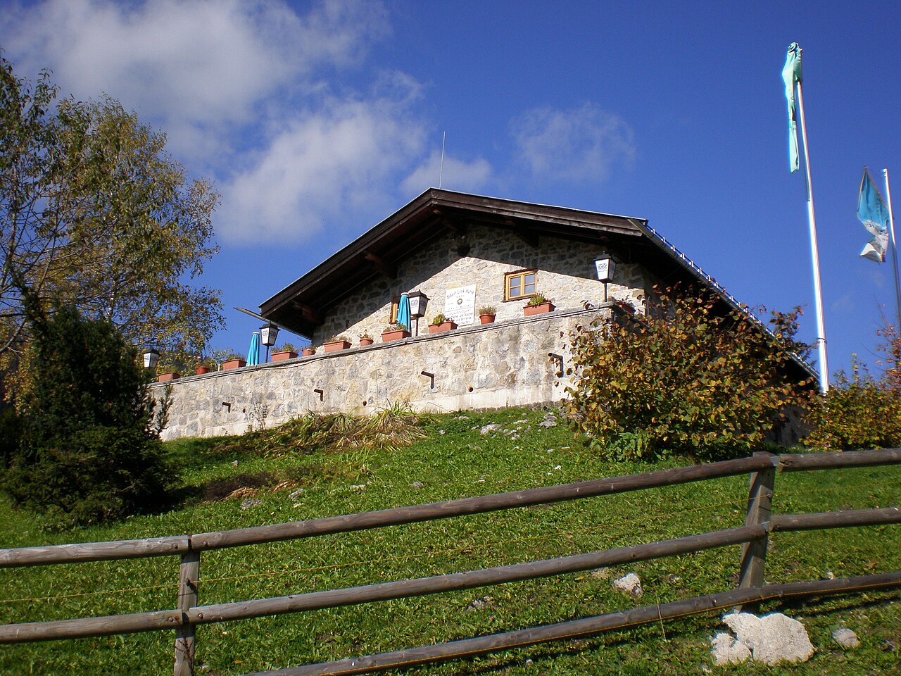 Blick auf die Hütte vom Tal aus