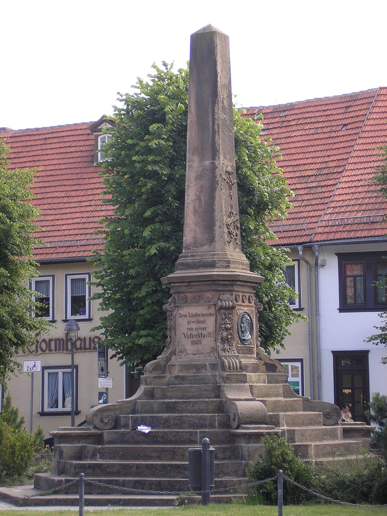 Obelisk zu Ehren von Methfessel auf dem Markt in Stadtilm (Thüringen)