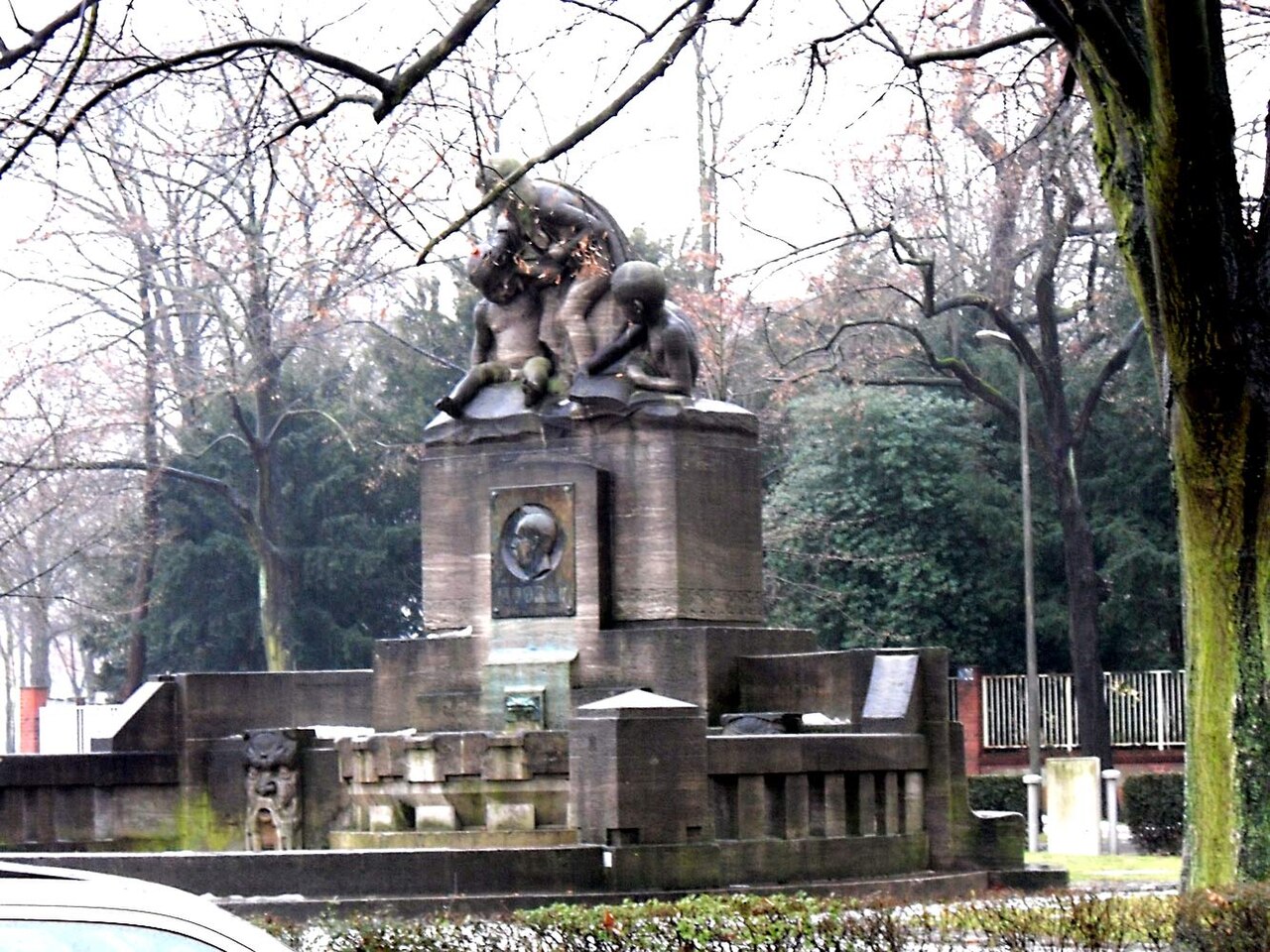 Albert-Mooren-Brunnen in Düsseldorf-Bilk ru:Источник (фонтан) Альберт-Морен в Дюссельдорфе-Бильк