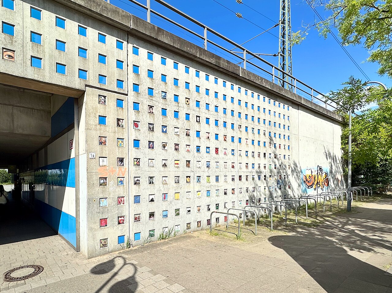 Installation "Allermöher Wand" von Matthias Berthold und Andreas Schön, S-Bahnhof Allermöhe, Hamburg-Neuallermöhe