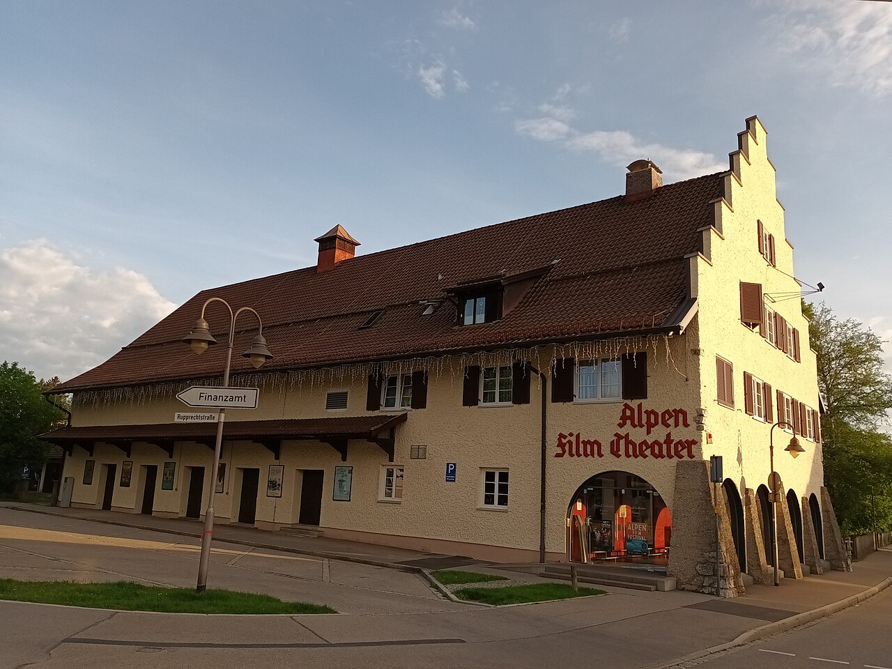 Das Alpenfilmtheater ist ein Kino in Füssen