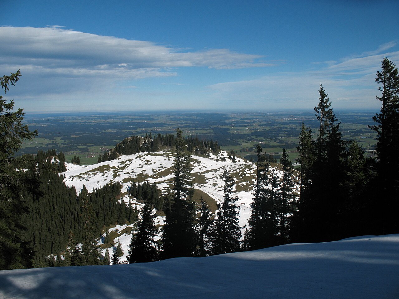 Blick vom Edelsberg (1630 m) auf den Nebengipfel Alpspitz (1575 m)