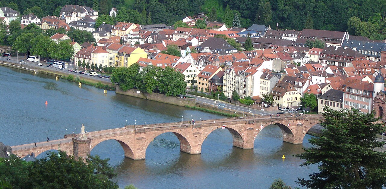 deutsch: Alte Brücke (Carl-Theodor-Brücke) in Heidelberg, vom Philosophenweg gesehen