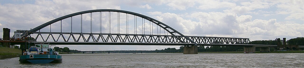 Hammer Eisenbahnbrücke in Düsseldorf über den Rhein , Blickrichtung stromaufwärts