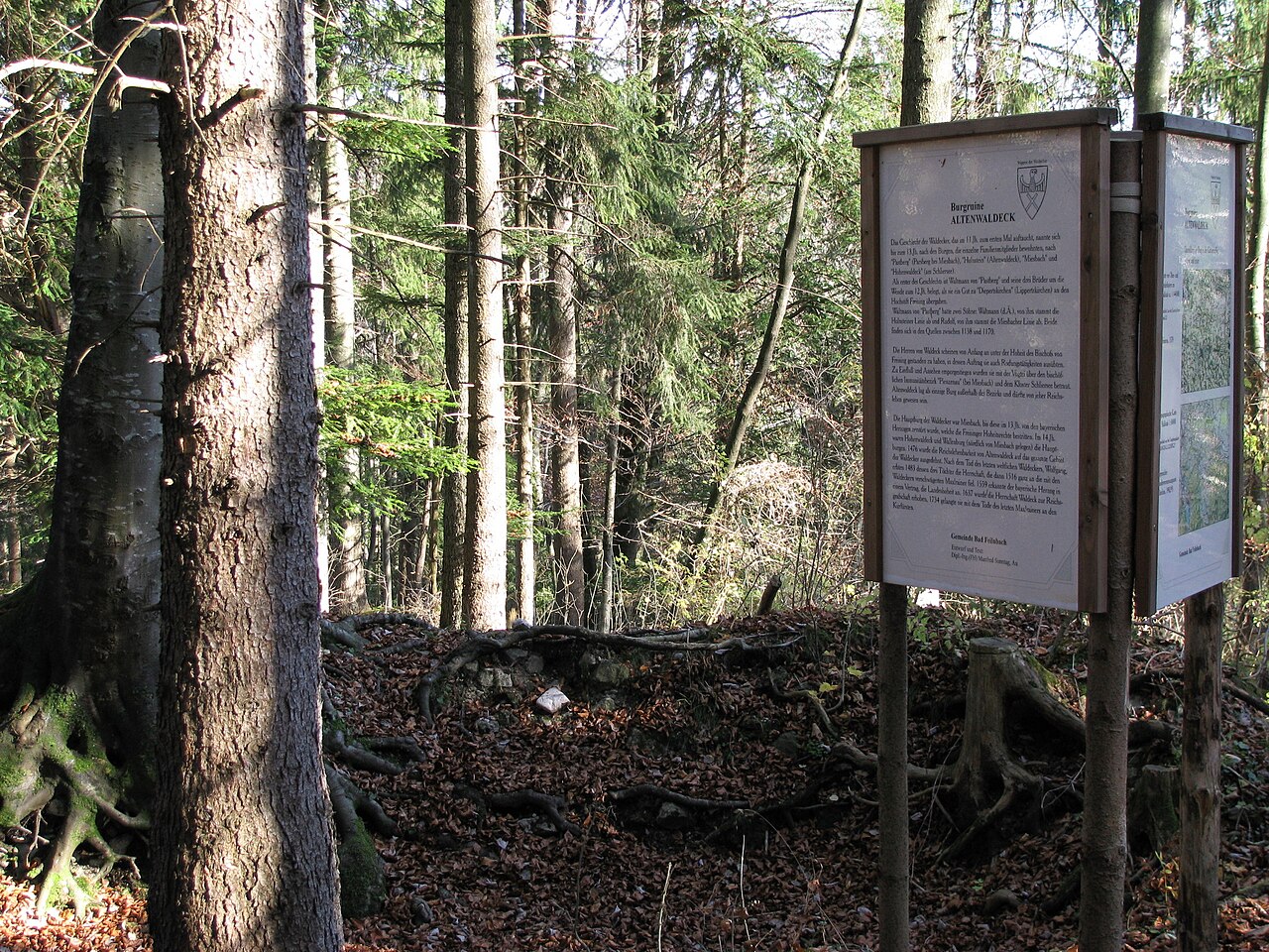 Ruine der Burg Altenwaldeck mit Informationstafel der Gemeinde Bad Feilnbach