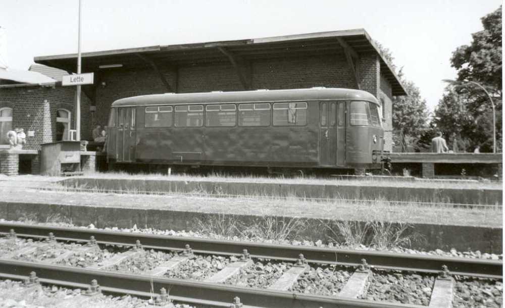 Die Güterabfertigung des Bahnhofes Lette mit dem musealen Teil eines Schienenbusses, eigenes Bild, copyright: GNU FDL