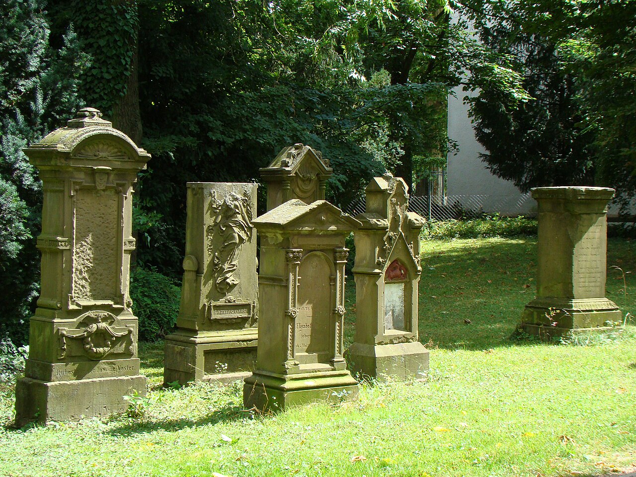 Historische Grabsteine im alten Friedhof in Heilbronn-Böckingen