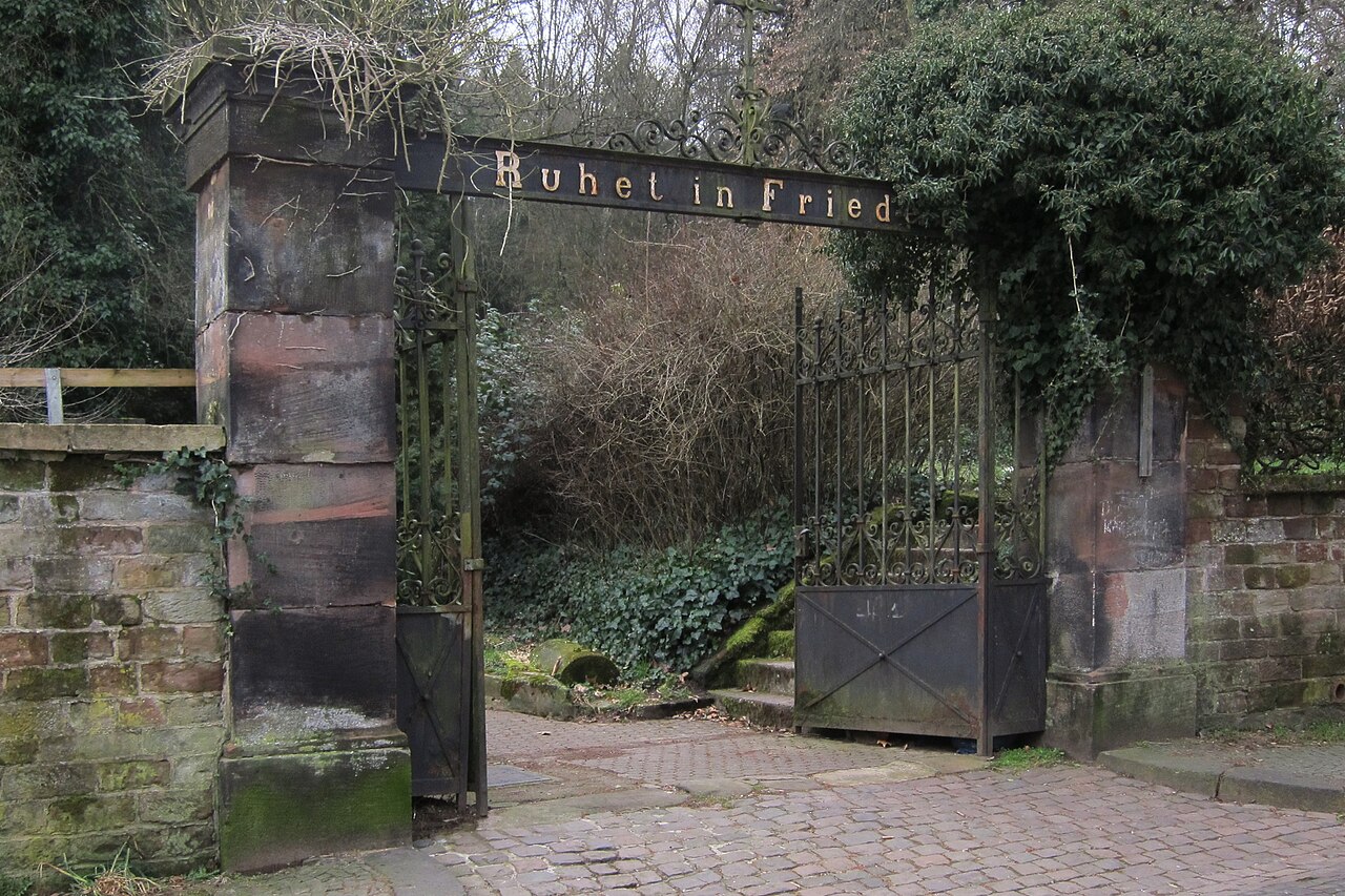 Haupteingang des alten Friedhofs in Alt-Saarbrücken am Deutschherrnpfad