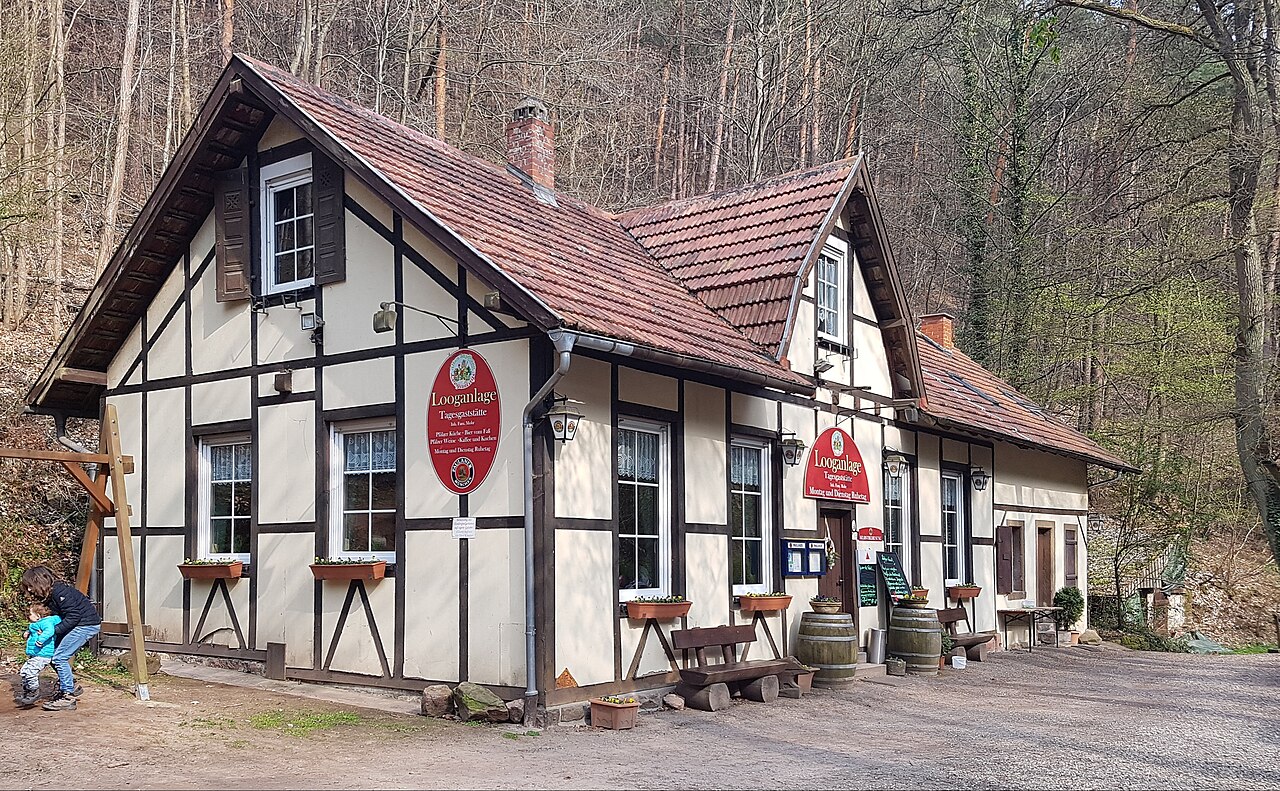 Tagesgaststätte "Altes Jagdhaus Looganlage" am Mußbach im Benjental / Deidesheim