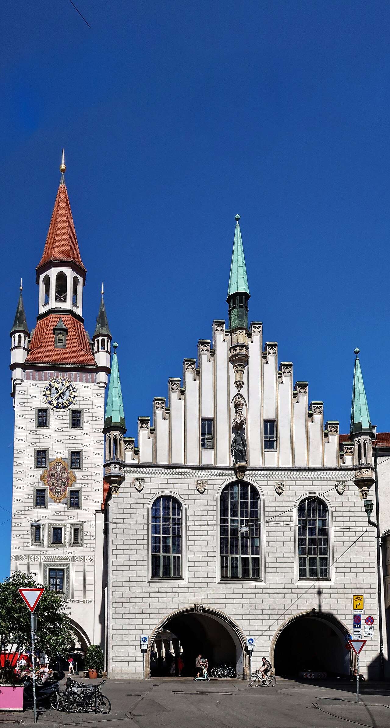 Ukraine- und Israel-Fahnen am Rathaus in München vor Eröffnung des Christkindlmarktes 2023