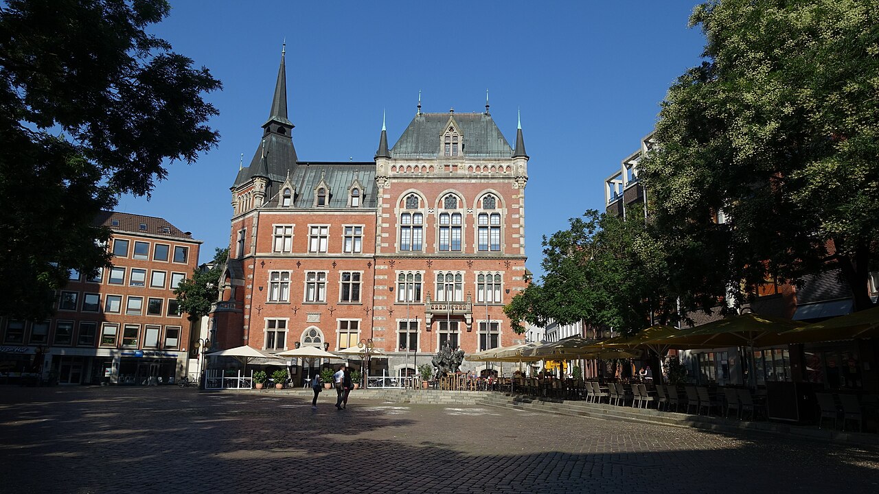 Oldenburg (Oldenburg) - Rathaus mit Platz