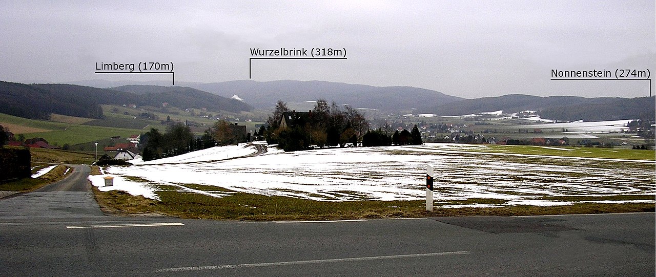 Eggetal mit Börninghausen (Stadt Preußisch Oldendorf , Kreis Minden-Lübbecke ) im Talgrund