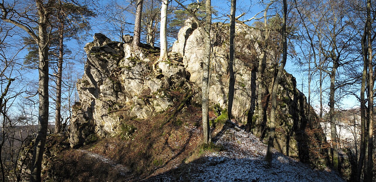 Felskopf mit den Ruinenresten der ehemaligen Burg Altwildenstein bei Leibertingen