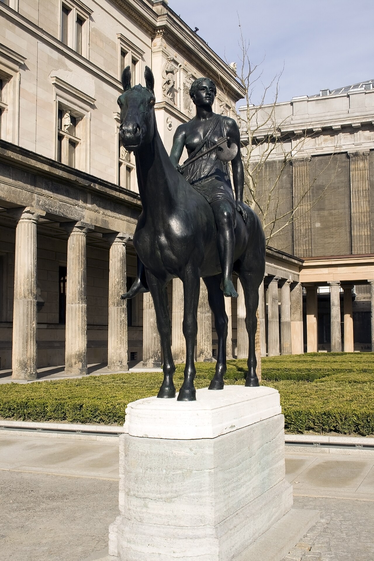 Sculpture before the eastern front of the Neues Museum, in the background the northern corner-risalit