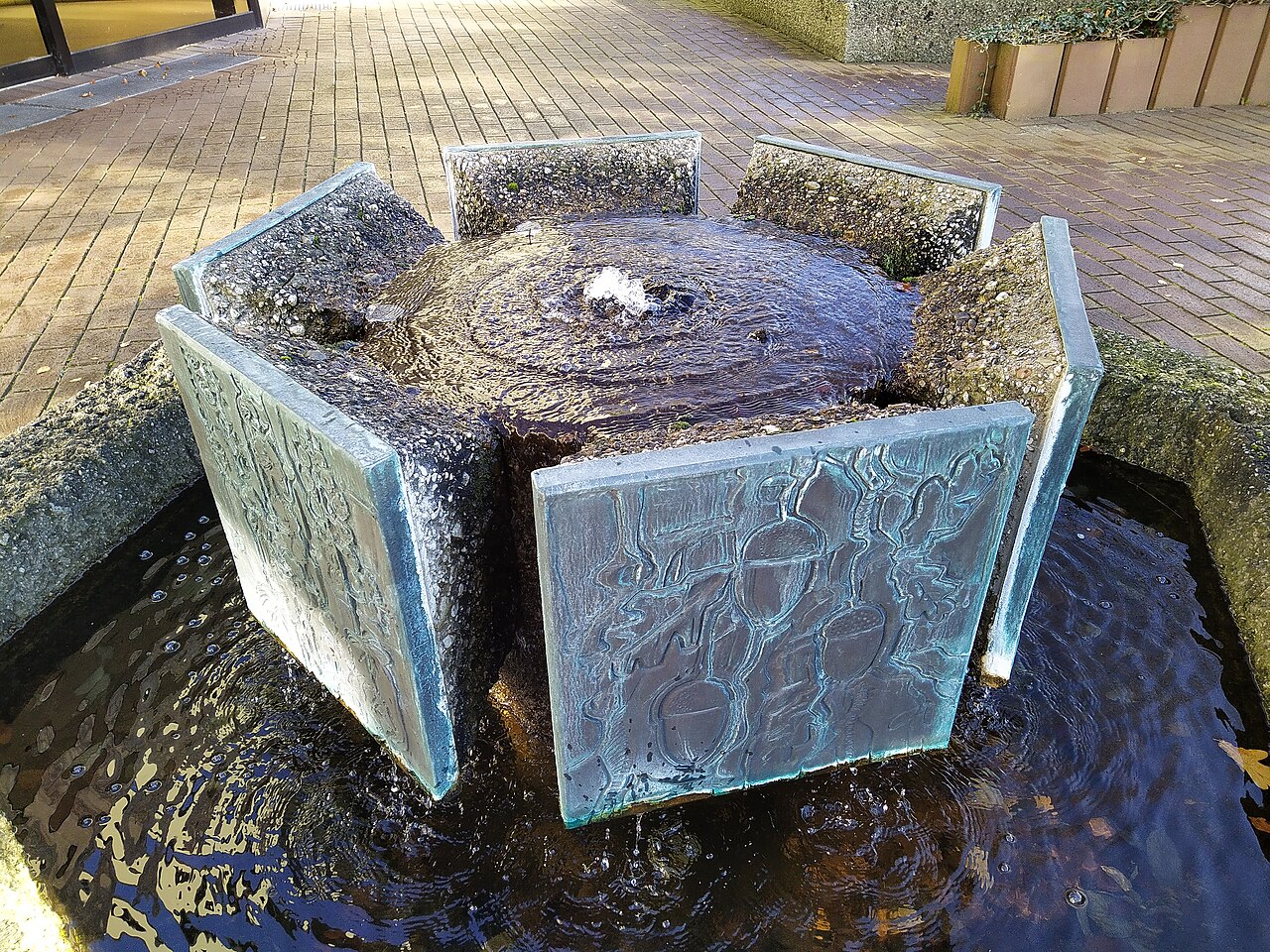 Brunnen Ammerländer Flora (Georg Schmidt-Westerstede) vor der AOK in Westerstede
