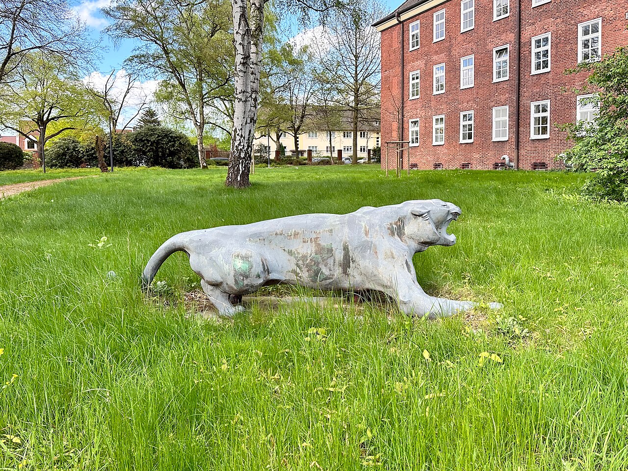 Bronzeplastik "Angreifender Tiger" von Hans Martin Ruwoldt , Universität der Bundeswehr in Hamburg-Jenfeld
