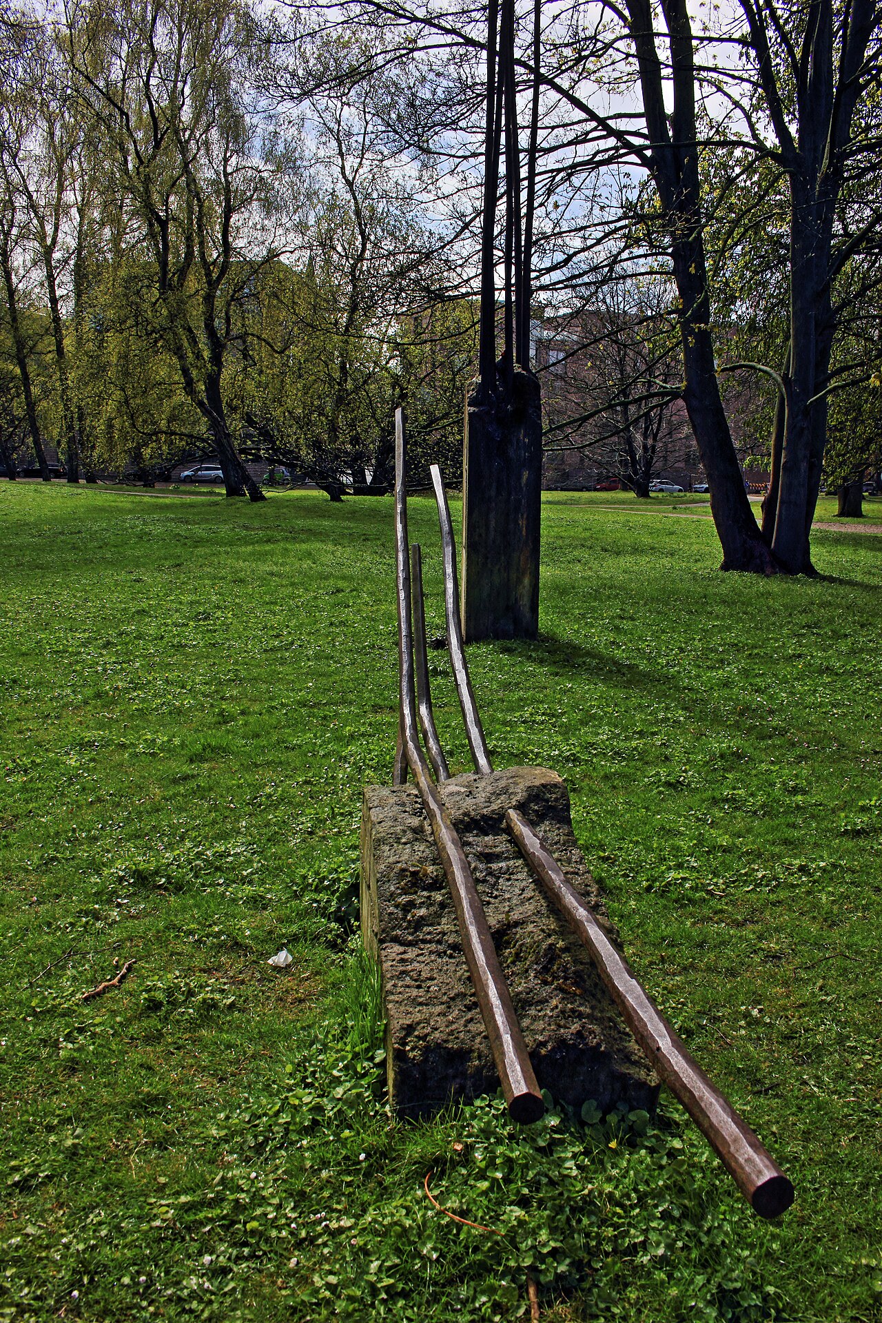 Die Skulptur "Annäherung" (1984) von Bernd-Dietrich Stolte auf der Wiese Möllingsruh im Ratsdienergarten, Kiel-Altstadt