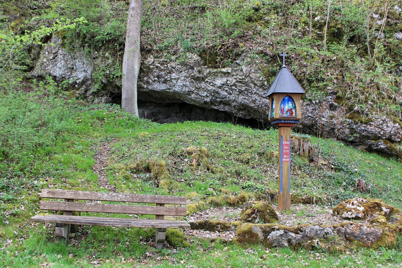 Platz unterhalb der Anna-Kapellen-Höhle (Naturdenkmal) oberhalb von Veringenstadt in einem Felsen des Weißen Jura
