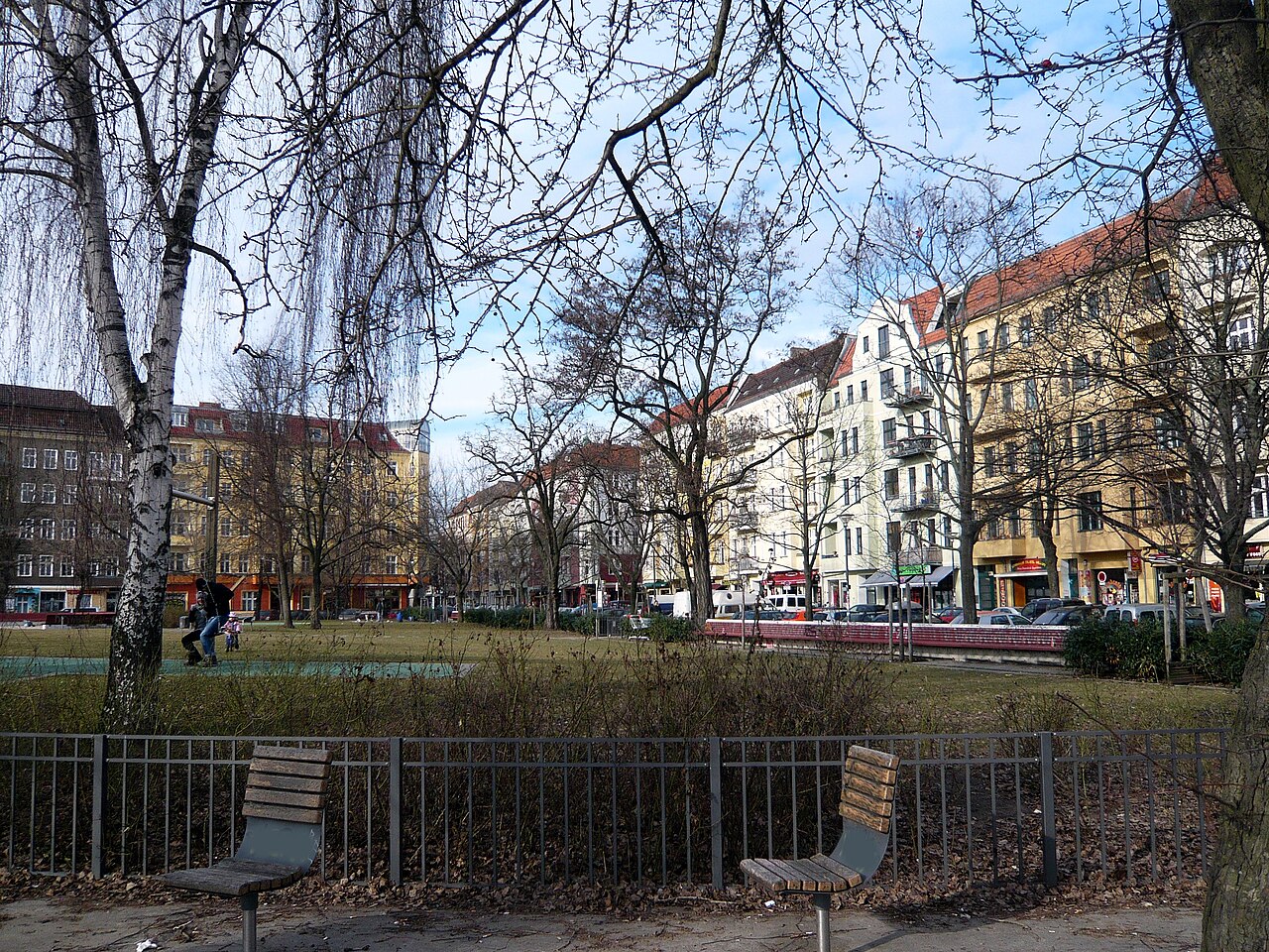 Platz in Friedrichshain: Annemirl-Bauer-Platz