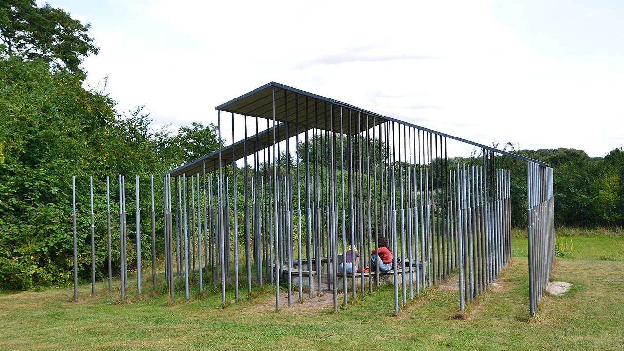 Mindesmærke lige syd for Haddeby Kirkegård, for Ansgars kirke ved Hedeby