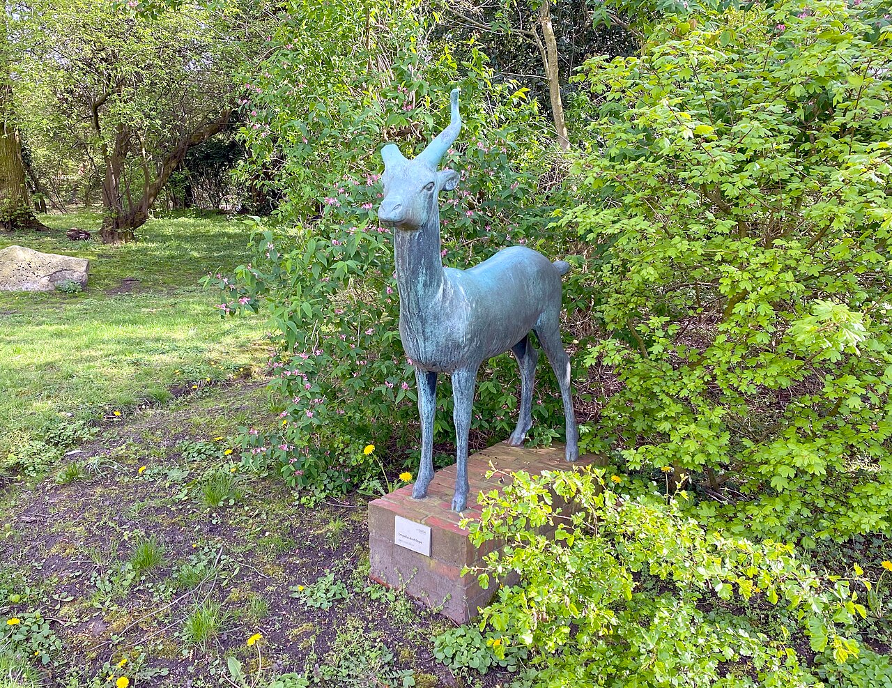 Bronzeskulptur "Antilope" von Kurt Bauer, Julius-Vosseler-Straße 51, Hamburg-Lokstedt
