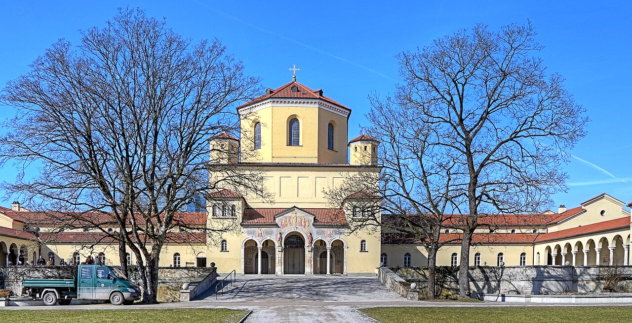 Deutschland, Bayern, München, Nordfriedhof, Aussegnungshalle, HDR-Image