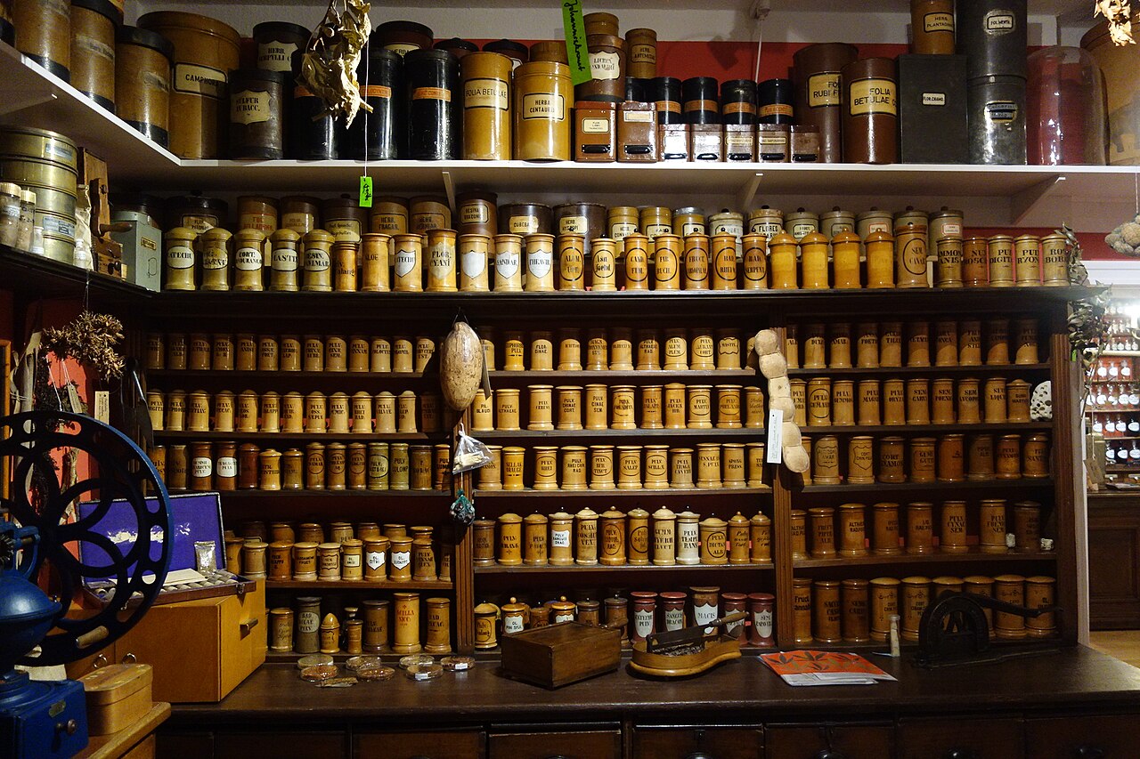 Kräuterkammer mit Biedermeier-Holzdosen des 19