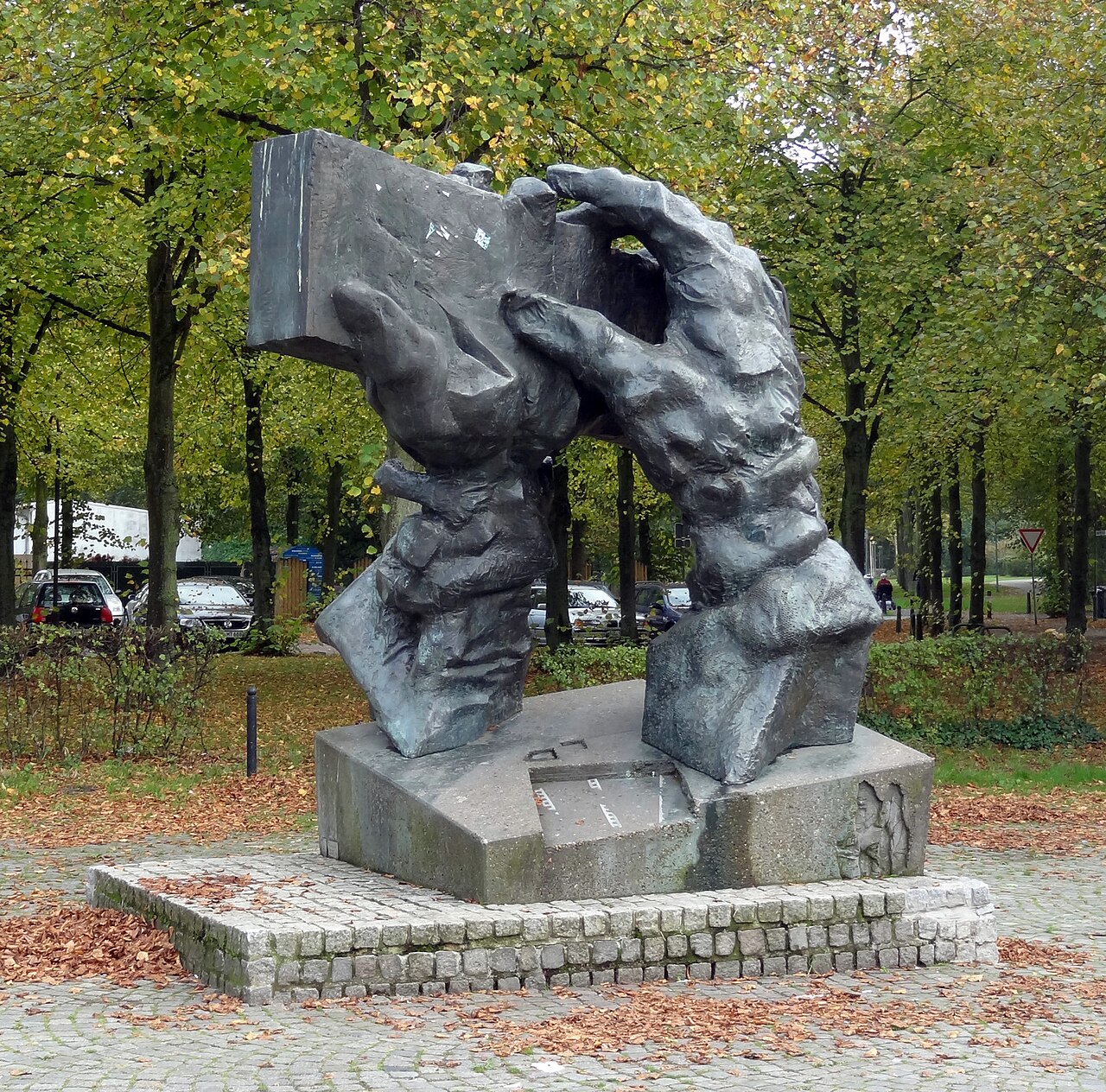 Skulptur "Arbeitende Hände" von Bernd Altenstein auf dem Bürgermeister-Ehlers-Platz in Bremen-Gröpelingen