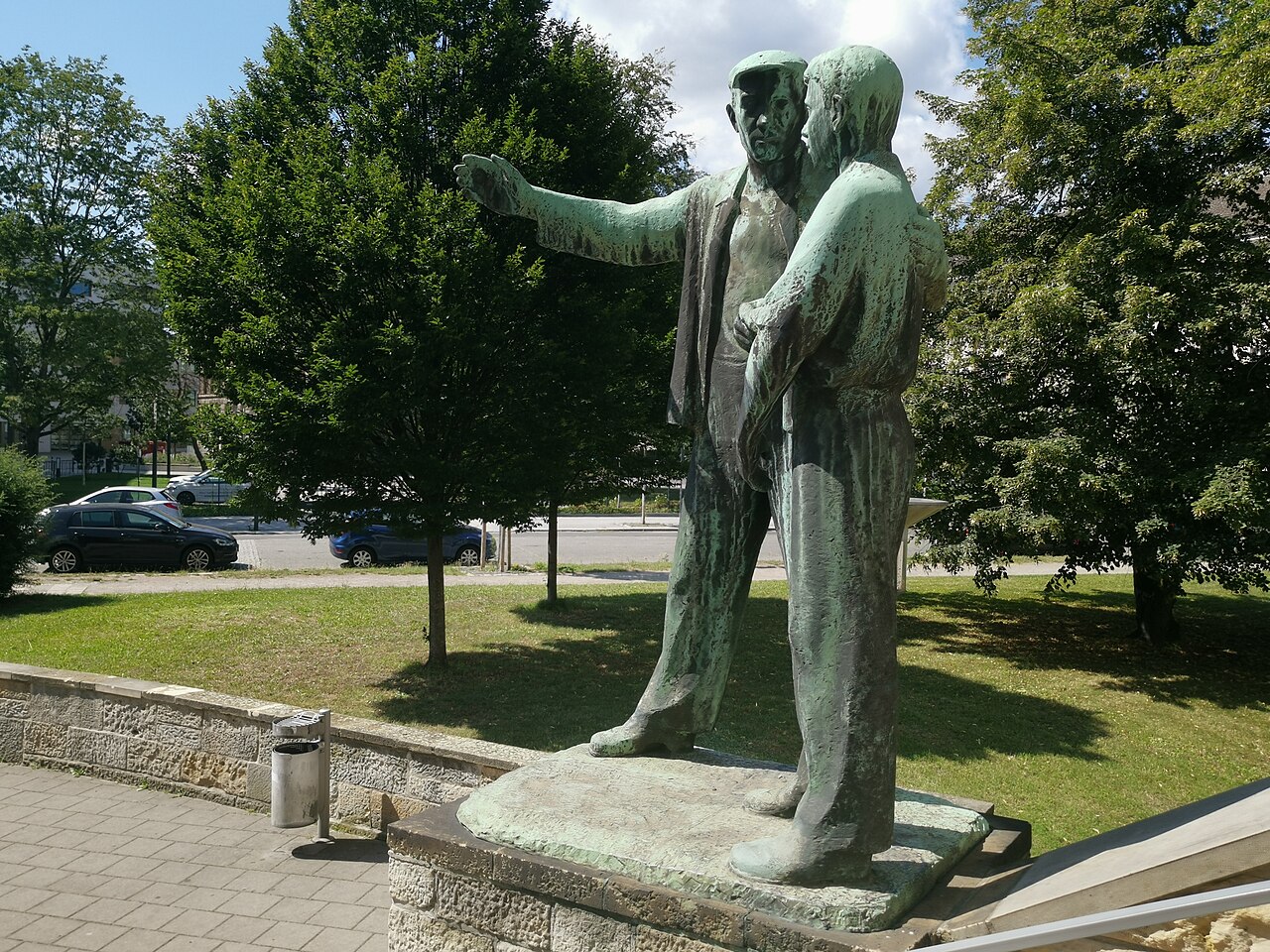Denkmalgeschützte Figurengruppe Arbeiter und Lehrling vor dem Beruflichen Schulzentrum in der Güntzstraße
