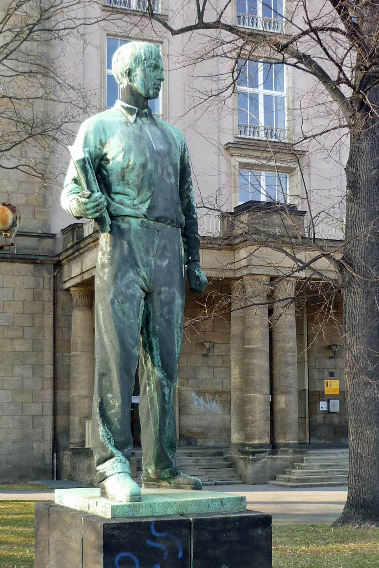 Skulptur Arbeiterstudent am Strehlener Platz in Dresden (von Max Piroch, 1958)