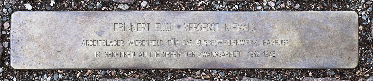 Stolperschwelle in Gedenken der Zwangsarbeiter im Arbeitslager Wiesenfeld, Eichloh Ecke Holstenkamp in Glinde
