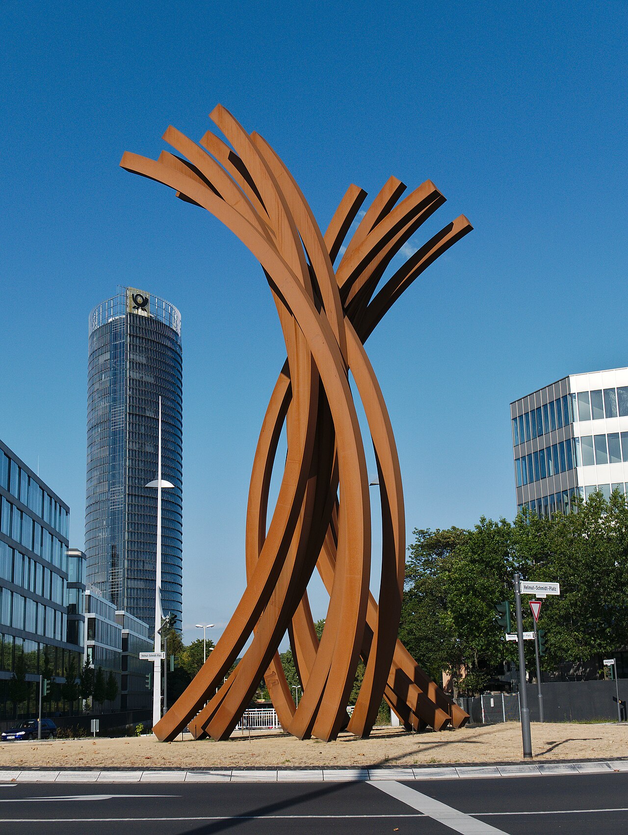 Skulptur ARC 89 von Bernar Venet, Helmut-Schmidt-Platz, Bonn- Gronau