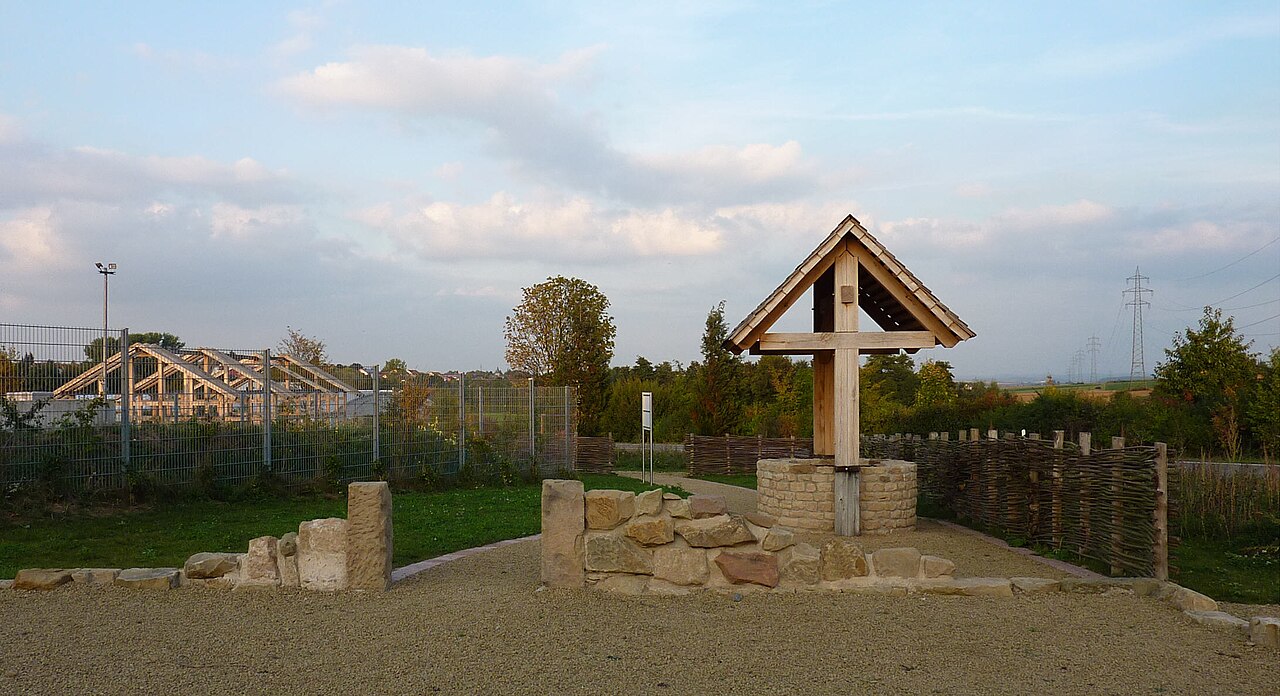 Freilichtmuseum in Güglingen, Reste eines römischen Hauses mit Brunnen und Weidenflechtzaun