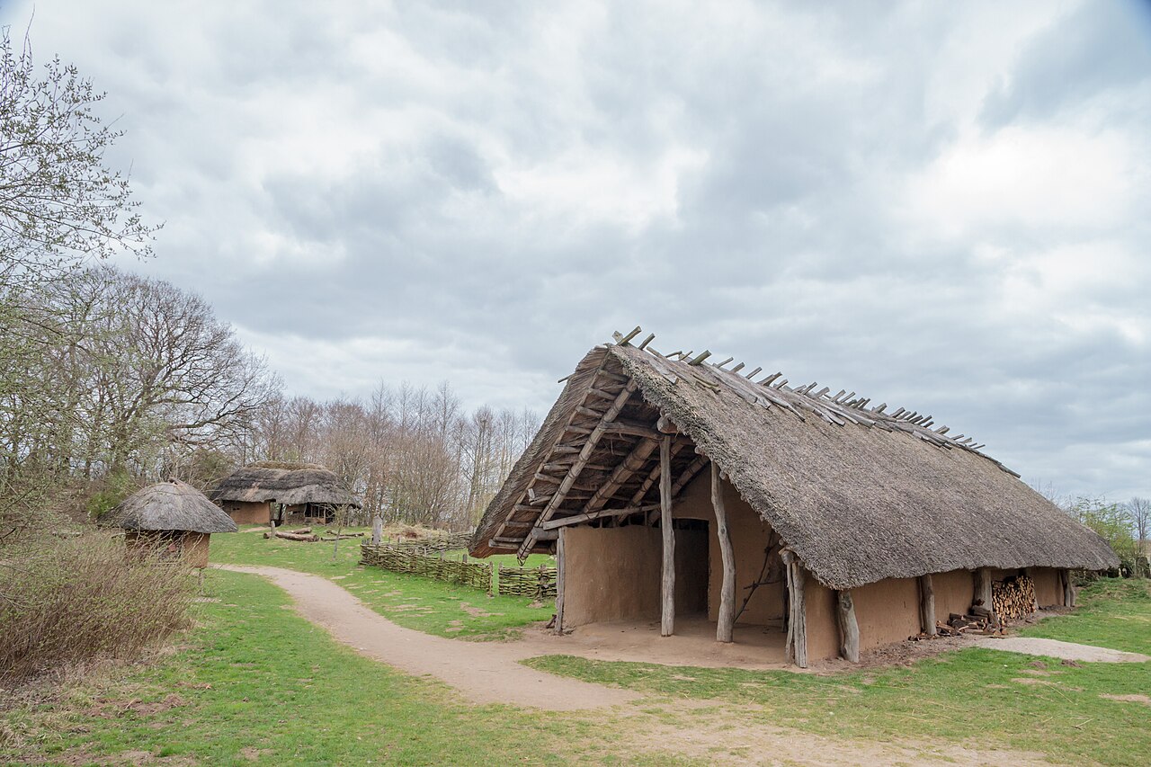 Nachbau einer Steinzeitlichen Siedlung im Tierpark Arche Warder