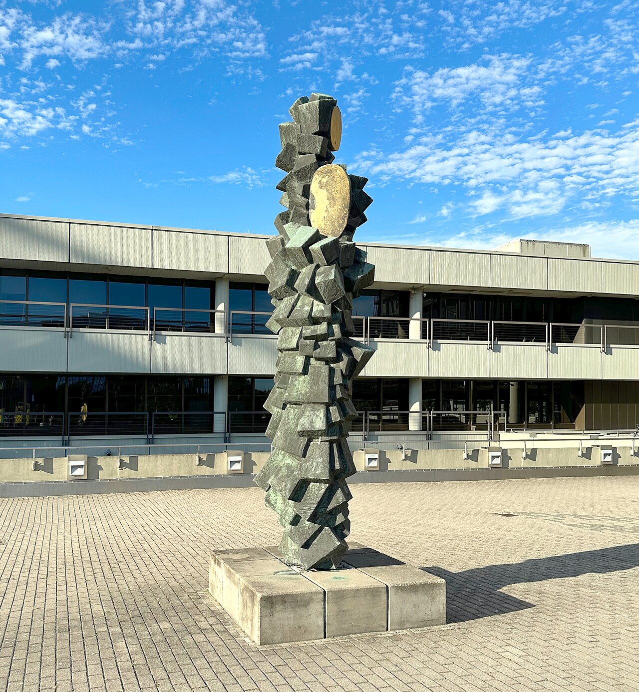 Skulptur "Athena" von Alexander Gonda vor dem ehemaligen Shell-Haus, Überseering 35 , City Nord, Hamburg-Winterhude