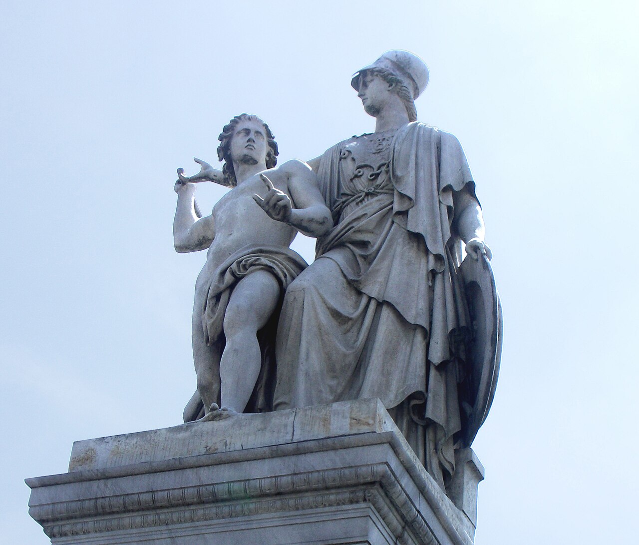 Foto von Athena unterrichtet den Jungen im Waffengebrauch