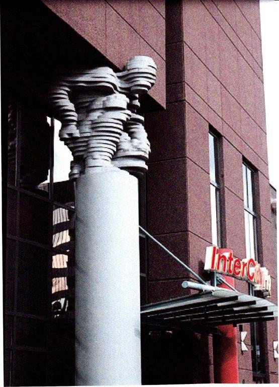 Jörg Bollin: Skulptur "Atlas": InterCity Hotel, Bismarckallee 3, 79098 Freiburg