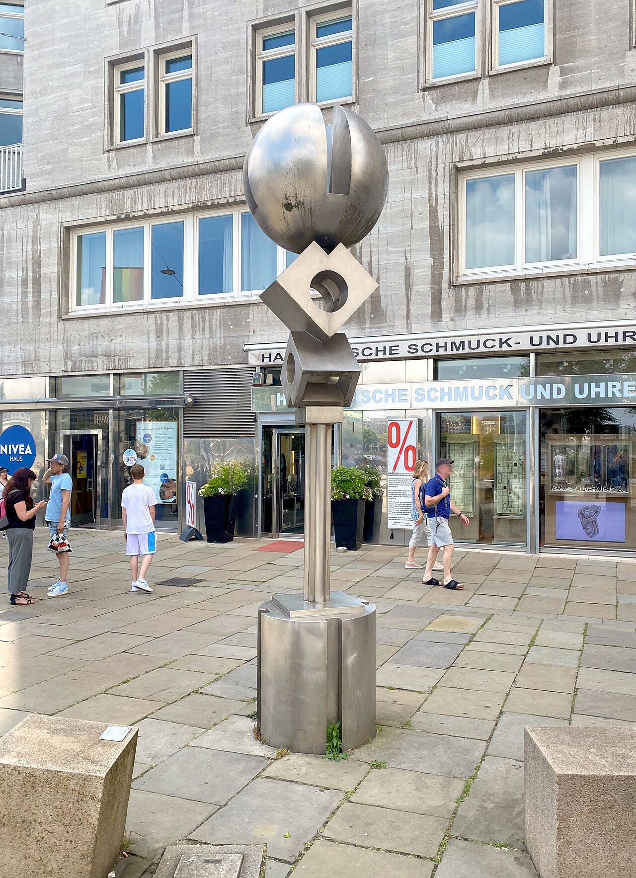 Abstrakte Skulptur "Atlas" von Jörn Pfab in Hamburg-Neustadt, Colonnaden / Ecke Jungfernstieg